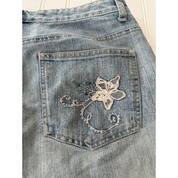 Cosmopolitan Jeanswear Women's Light Wash Embroidered Straight Leg Jeans - Picture 10 of 11